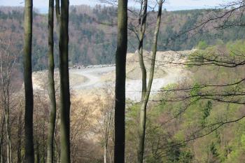 pohled na místo hradu z kopce na jihovýchodě (© D Dohňanský, 04/2014)