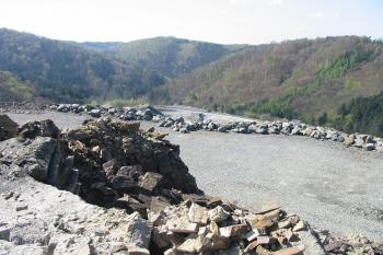 Pohled na lom z odtěženého jádra hradu (© Dušan Dohňanský  04/2014)
