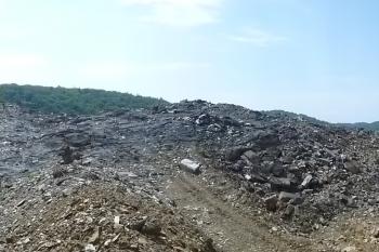 Zbytky hradu Tepenec-pohled na místo bývalého jádra hradu (© Vlastislav Mareček, 05/2016)