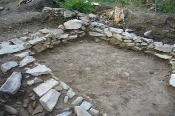 předpolí - zdivo vykopané při archeologickém průzkumu (© zdeněk komínek, 09/2007)