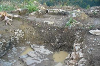 předpolí - zdivo vykopané při archeologickém průzkumu (© zdeněk komínek, 09/2007)