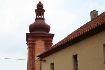 Průhled soutkou mezi museem a sousedním hostincem (© Ivan Grisa, 06/2008)