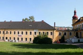 Věž kostela, stará a nová část zámku od jihu ( © Ivan Grisa 05/2009)