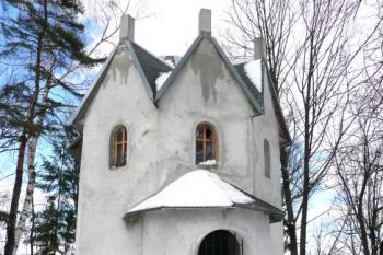 vstupní průčelí kaple Nalezení sv. Kříže na Křížovém vrchu ( © Jan P. Štěpánek 03/2008)