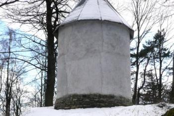 zadní strana poutní kaple Nalezení sv. Kříže ( © Jan P. Štěpánek 03/2008)