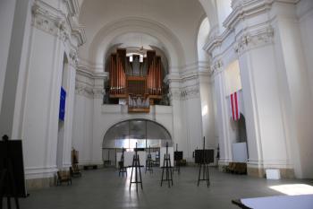 Průhled lodí k varhanní kruchtě ( © Stanislav Šůna 09/2009)