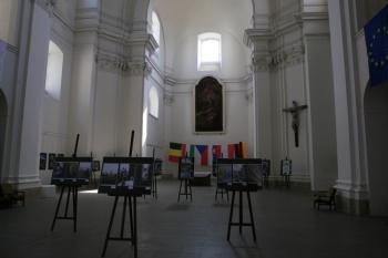 Průhled lodí do presbytáře ( © Stanislav Šůna 09/2009)