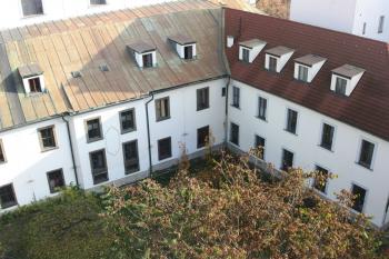 Zkuste si zameditovat...klášterní zahrada ze střechy OC Forum ( © Ivan Grisa 11/2009)