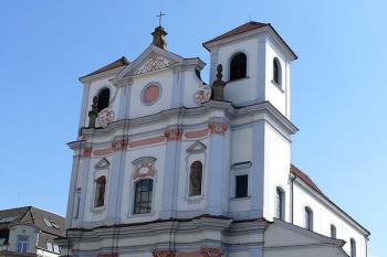 Průčelí kostela (© Jiří Cukr, 04/2010)