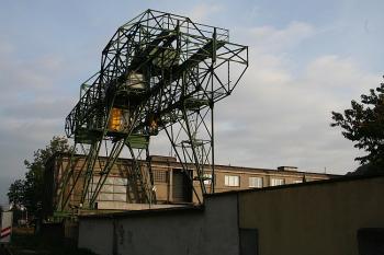 Portálový jeřáb nad strojovnou elektrárny (© Ivan Grisa, 10/2008)