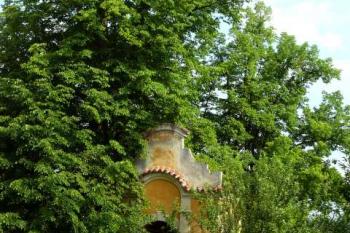 Kaple se téměř ztrácí v bujném porostu. (© Jan Sommer, 06/2008)