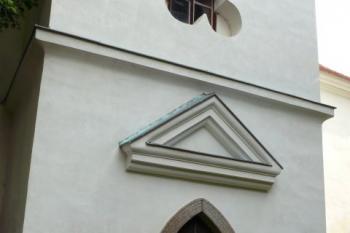Pohled na spodní část jižního průčelí věže se vstupem do předsíně kostela. ( © Jan Sommer 06/2008)