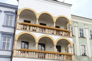 hlavní průčelí s arkádami do náměstí ( © Jan P. Štěpánek 05/2008)