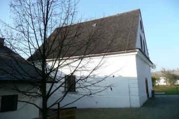 samostatně stojící provozní objekt papírny ( © Jan P. Štěpánek 10/2008)