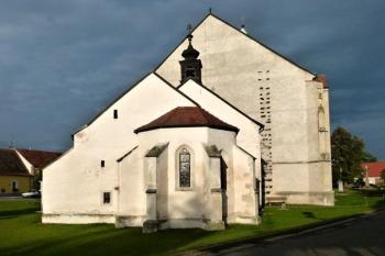 členité presbyterium kostela (© Jan P. Štěpánek 09/2012)