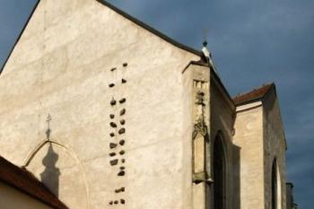 závěr hlavní lodi naznačuje, že stavitelé původně počítali s velkorysejší přístavbou presbytáře (© Jan P. Štěpánek 09/2012)