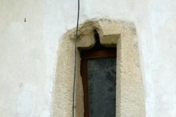 úzké okénko ve hmotě masivní věže kostela ( © Jan P. Štěpánek 09/2012)