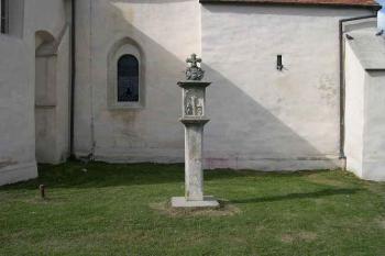 Boží muka u jižní stěny presbytáře (© Ivan Grisa, 08/2005)