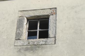 okýnko s kamenným ostěním (© D Dohňanský, 10/2018)