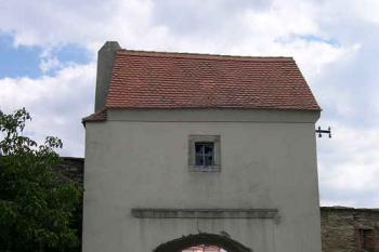 Vstupní brána od silnice Znojmo - Mašovice (© Ivan Grisa, 08/2005)
