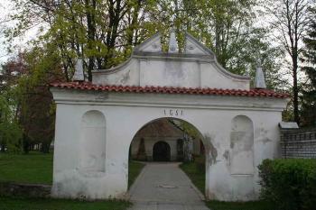 Vstupní brána na bývalý hřbitov (© Ivan Grisa, 05/2006)