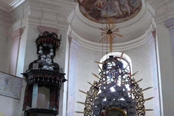 Hlavní oltář a kazatelna (© Jiří Cukr, 06/2007)