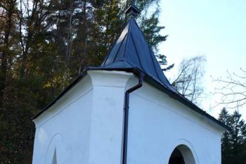 Trojboká kaple nad pramenem vody (© Jiří Cukr, 10/2008)