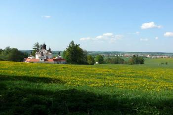 Kostel Nejsvětejší Trojice a město Trhové Sviny (© Jiří Cukr, 05/2009)