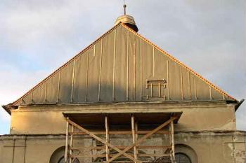 Jihozápadní průčelí s rekonstruovaným portálem (© Ivan Grisa, 09/2004)