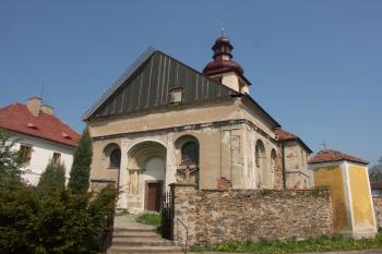 průčelí s románským portálem ( © Milan Caha 07/2008)