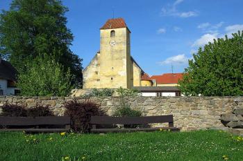 Kostel při pohledu od tvrze. (© Jiří Cukr, 04/2006)