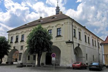 Radnice ve Velvarech ( © Pavel Vítek 06/2008)