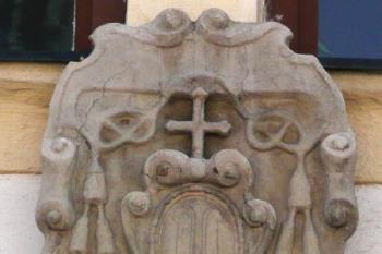 erb církevního hodnostáře z rodu Dietrichštejnů nad jedním ze vstupů do objektů kláštera ( © Jan P. Štěpánek 06/2008)