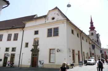 objekty bývalého kláštera voršilek s kostelem sv. Josefa v pozadí ( © Jan P. Štěpánek 06/2008)