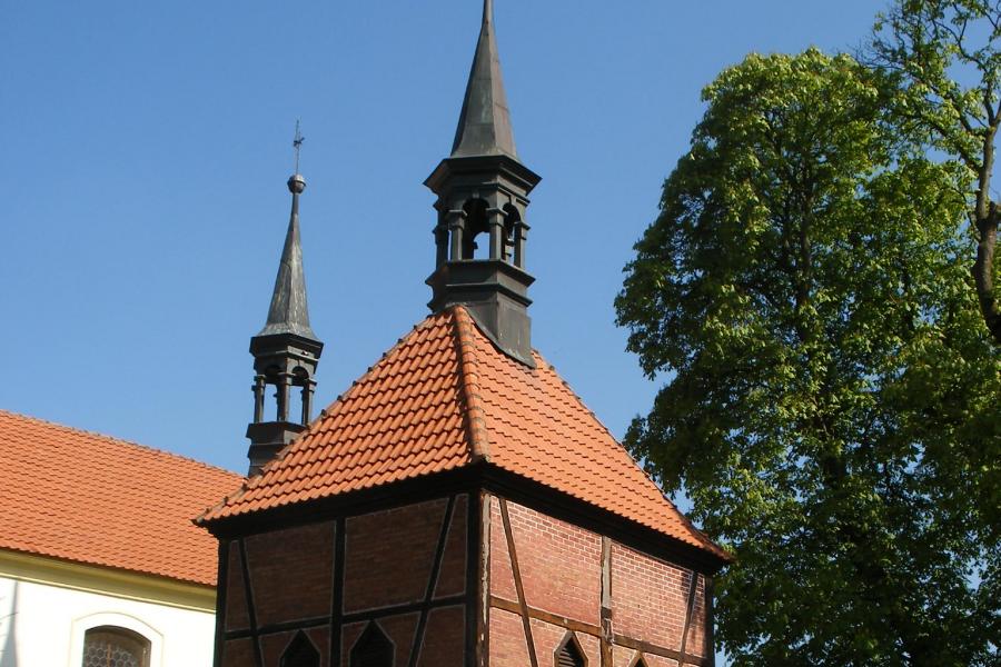 zvonice u kostela Nanebevzetí Panny Marie