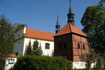 Hrázděná zvonice s kostelem Církvice (© Jiří Špaček, 04/2016)
