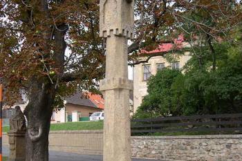 Smírčí sloup přemístěný z území zničeného těžbou uhlí (© Ivan Grisa, 09/2004)