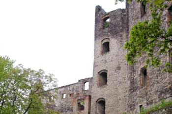 dolní nádvoří - vlevo palác s bránou a arkýřem, uprostřed schodišťový přístavek, vpravo donjon ( © iV 6.5.2007)