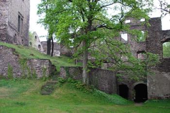 vpravo nový palác s bránou, vlevo donjon ( © iV 6.5.2007)