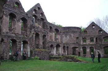 branský palác s válcovou věží v nároží ( © iV 6.5.2007)