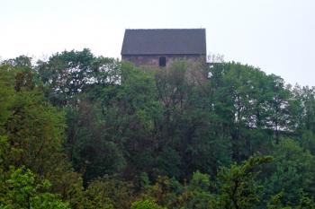 zdálky viditelný donjon - nejstarší stavba hradu ( © iV 6.5.2007)