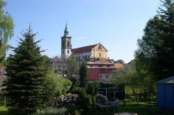 Pohled od jihu přes údolí Mikulášovického potoka (© Ivan Grisa, 05/2005)