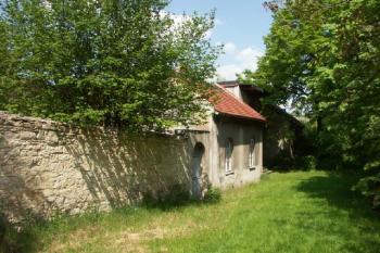 jižní zeď hřbitova s taharou a obřadní síní ( © Milan Caha 06/2008)