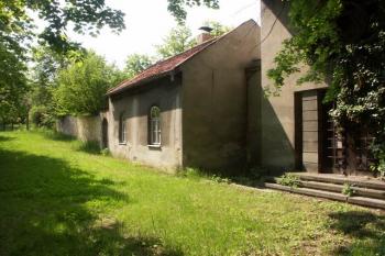 jižní zeď hřbitova s taharou a obřadní síní ( © Milan Caha 06/2008)