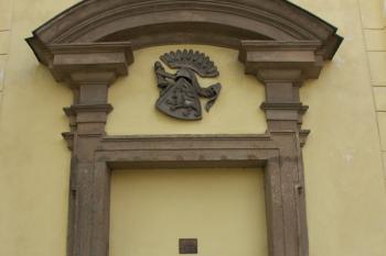 slepý portál na průčelí koleje ( © Milan Caha 06/2008)