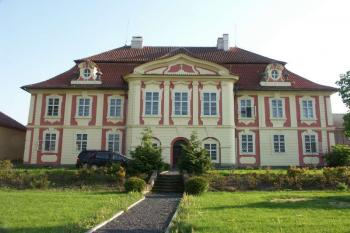 hlavní průčelí ( © Milan Caha 06/2008)