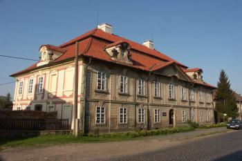 uliční průčelí ( © Milan Caha 06/2008)
