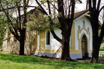 Kaple přilepená ke zřícenině (© Jiří Cukr, 04/2002)