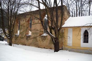 Zbytky kostela a nová kaple (© Jiří Cukr, 02/2010)