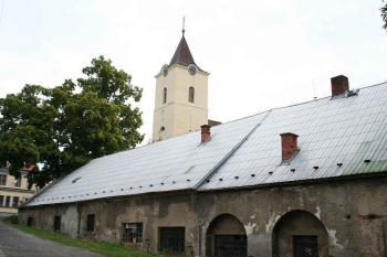 Kostelní věž za hospodářským dvorem zámku (© Ivan Grisa, 06/2008)